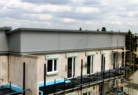 Bauobjekt mit Dacheindeckung u. Fassadenbekleidung
